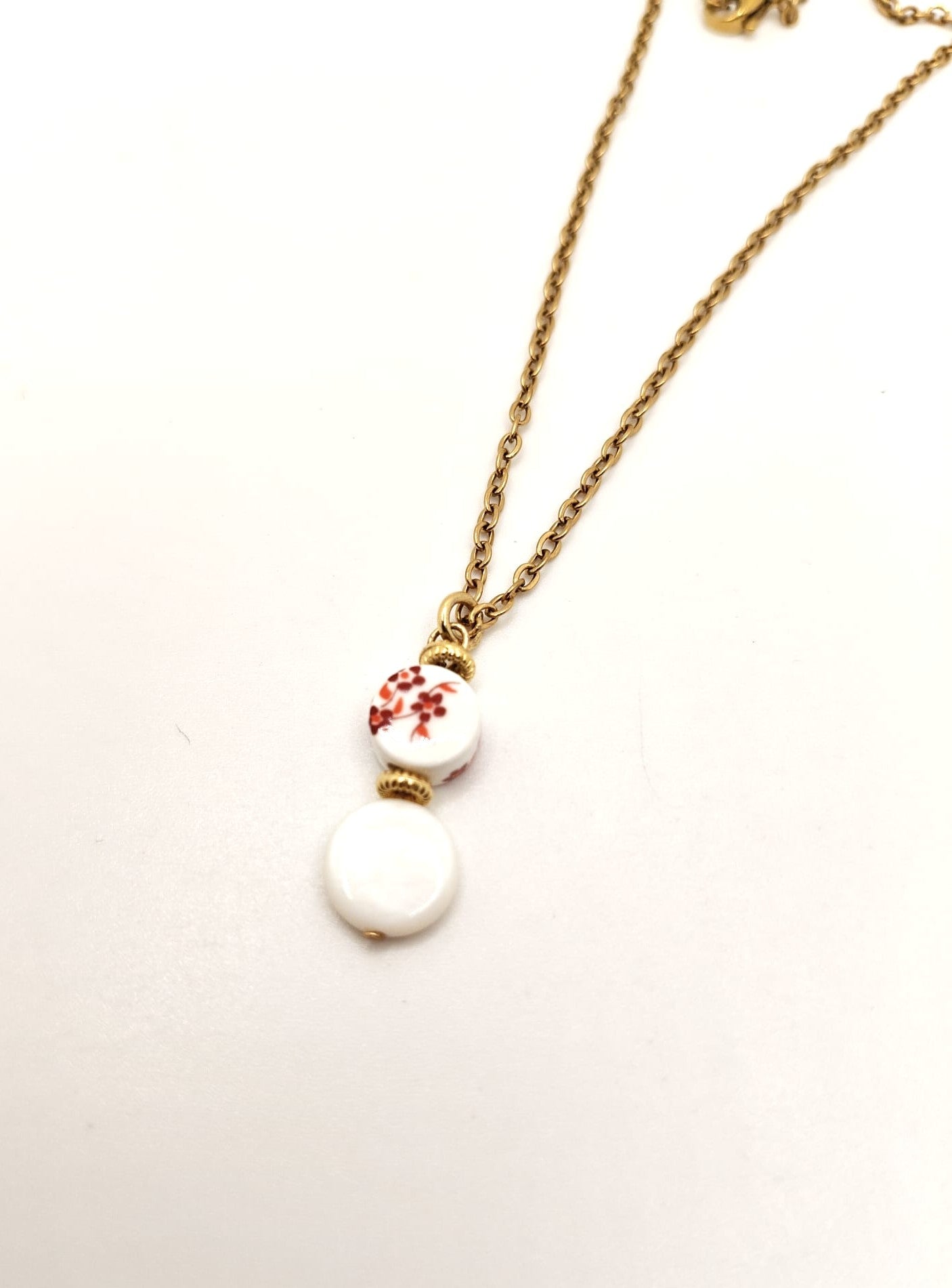 Floral beauty: mother of pearl ceramic necklace