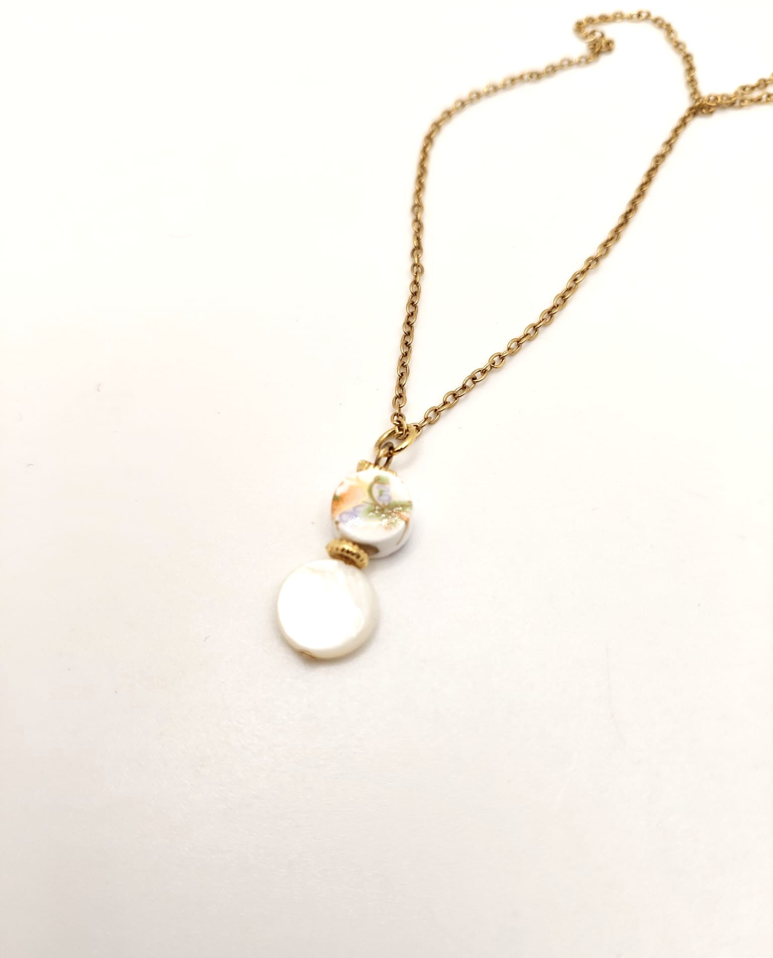 Floral beauty: mother of pearl ceramic necklace