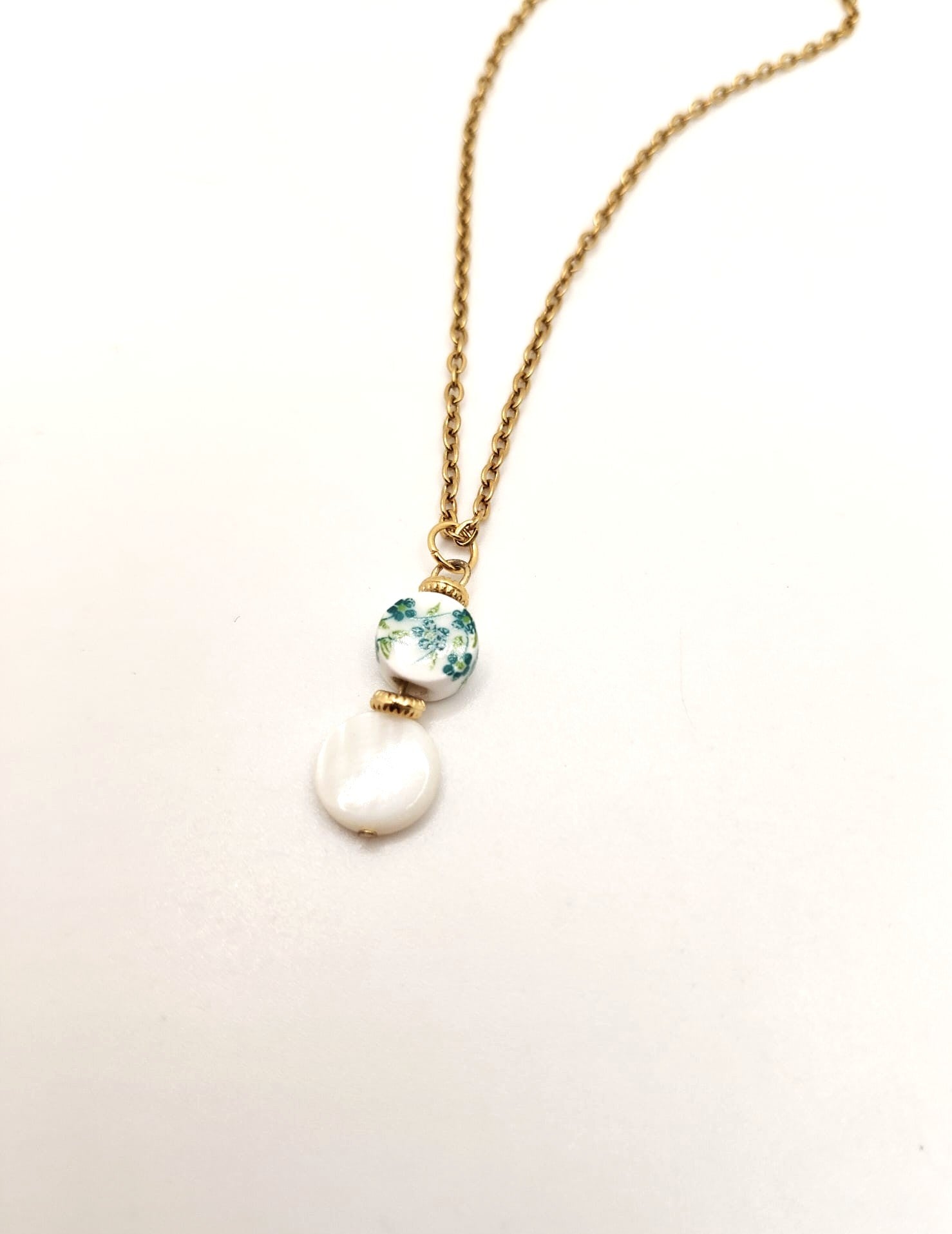 Floral beauty: mother of pearl ceramic necklace