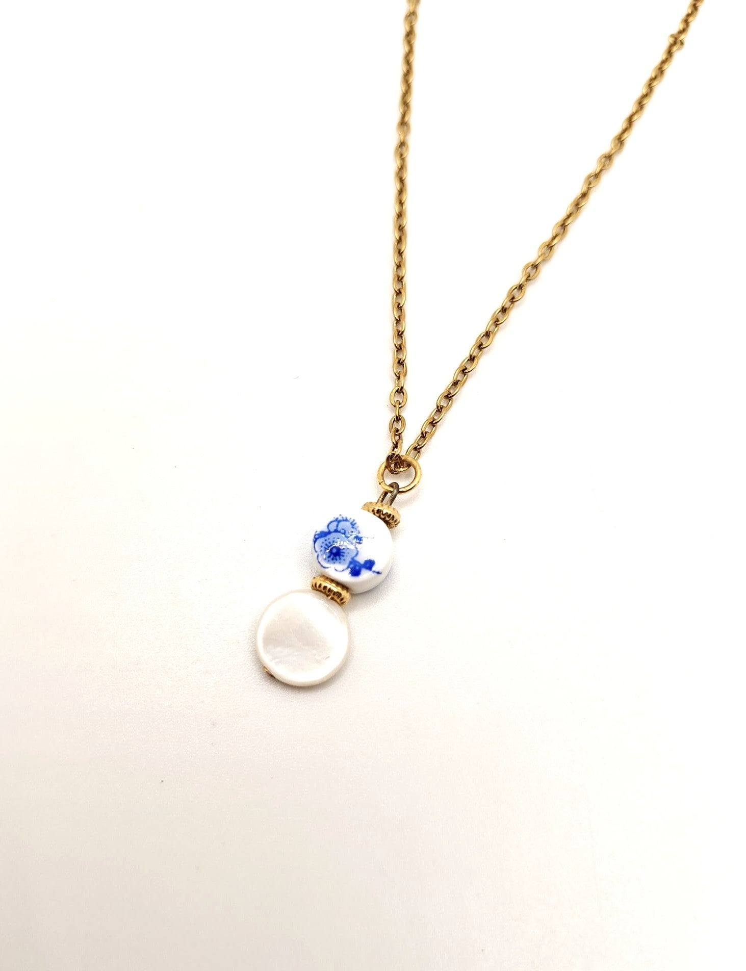 Floral beauty: mother of pearl ceramic necklace