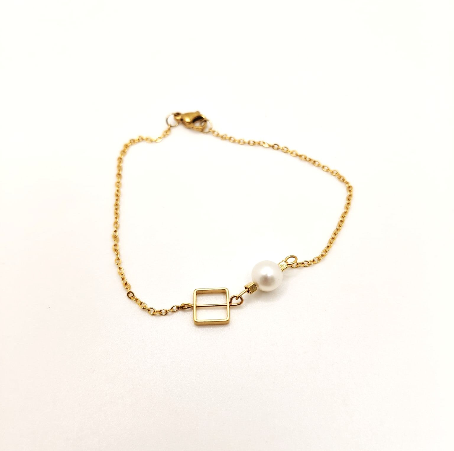 Modern freshwater pearl dainty bracelet
