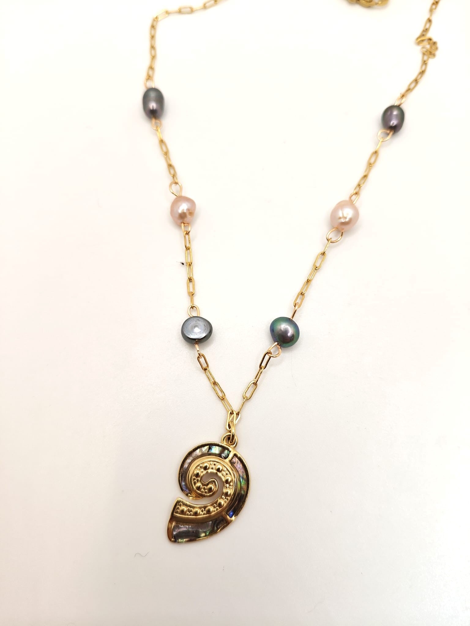 Charm freshwater pearl shell necklace